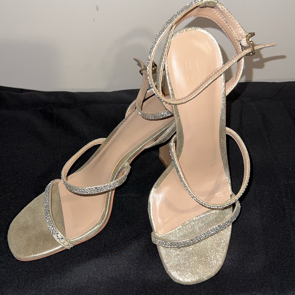 The Mix No. 6 Aliciana sandal is a lovely fit for most outfits and is a size 7.5